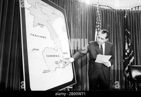 Kambodscha: Präsident Nixon weist auf kommunistische Heiligtümer in Kambodscha zu Beginn der USA-Süd-vietnamesischen Invasion am 30. April 1970 hin. Die kambodschanische Kampagne (auch bekannt als die kambodschanische Einmarsch) war eine Reihe von militärischen Operationen in Ost-Kambodscha während Mitte 1970 von den Vereinigten Staaten (USA) und der Republik Vietnam (Südvietnam) während des Vietnamkrieges durchgeführt. Insgesamt 13 Großoperationen wurden von der Armee der Republik Vietnam (ARVN) zwischen dem 29. April und dem 22. Juli und von US-Truppen zwischen dem 1. Mai und dem 30. Juni durchgeführt. Stockfoto