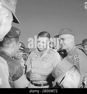 Vietnam: US-Verteidigungsminister Robert McNamara und General Westmoreland, Vietnam Assistance Command Commander in Danang, 1965. Der zweite Indochina-Krieg, in Amerika als Vietnamkrieg bekannt, war ein militärischer Konflikt aus der Zeit des Kalten Krieges, der in Vietnam, Laos und Kambodscha vom 1. November 1955 bis zum Fall von Saigon am 30. April 1975 stattfand. Dieser Krieg folgte dem ersten Indochina-Krieg und wurde zwischen Nordvietnam, unterstützt von seinen kommunistischen Verbündeten, und der Regierung von Südvietnam, unterstützt von den USA und anderen antikommunistischen Nationen, geführt. Stockfoto