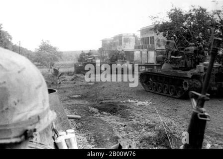 Kambodscha: US-Truppen am Boden in Kambodscha - die 11. Panzerkavallerie kommt in Snuol. 1970. Die kambodschanische Kampagne (auch bekannt als kambodschanische Invasion) war eine Reihe von militärischen Operationen, die Mitte 1970 von den Vereinigten Staaten (USA) und der Republik Vietnam (Südvietnam) während des Vietnamkrieges in Ostkambodschan durchgeführt wurden. Insgesamt 13 Großoperationen wurden von der Armee der Republik Vietnam (ARVN) zwischen dem 29. April und dem 22. Juli und von US-Truppen zwischen dem 1. Mai und dem 30. Juni durchgeführt. Stockfoto