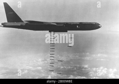 Vietnam: Eine USAF B-52D entfesselt einen Bombenregen irgendwo über Vietnam, ca. 1972. Die USAF B-52s, die aus Guam und verschiedenen Luftstützpunkten in Thailand flogen, haben enorme Schäden an Infrastruktur und Menschenleben angerichtet, insbesondere während der Arclight-Streiks über Südvietnam und während der Weihnachtsoffensive gegen Hanoi im Jahr 1972. Der zweite Indochina-Krieg, in Amerika als Vietnamkrieg bekannt, war ein militärischer Konflikt aus der Zeit des Kalten Krieges, der in Vietnam, Laos und Kambodscha vom 1. November 1955 bis zum Fall von Saigon am 30. April 1975 stattfand. Stockfoto