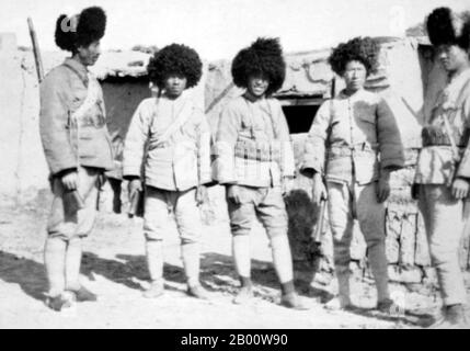 China: Tungan (Hui Muslim) Soldaten in Winteruniform, c. 1933 die ethnischen Hui sind überwiegend im Nordwesten Chinas konzentriert und haben eine geschätzte Bevölkerung von etwa 10 Millionen. Sie sind ethnisch ähnlich wie die Han, mit Ausnahme ihrer Praxis des Islam. Viele Hui sind direkte Nachfahren von Reisenden der Seidenstraße. Stockfoto