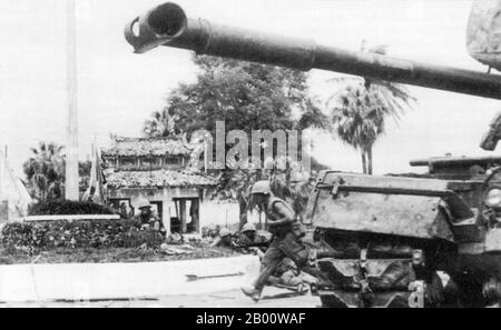 Vietnam: US-Marineinfanteristen kommen bei der Schlacht um Hue, Tet Offensive, 1968, an einem M48 Patton-Panzer vorbei. Die Tet-Offensive war eine militärische Kampagne während des Vietnamkrieges, die am 31. Januar 1968 begann. Die Streitkräfte der Nationalen Befreiungsfront für Südvietnam (NLF, oder Viet Cong) und der Volksarmee Vietnams (der nordvietnamesischen Armee) kämpften gegen die Streitkräfte der Republik Vietnam (Südvietnam), der Vereinigten Staaten und ihrer Verbündeten. Ziel der Offensive war es, militärische und zivile Kommandozentralen und Kontrollzentren in ganz Südvietnam zu schlagen und einen allgemeinen Aufstand auszulösen. Stockfoto