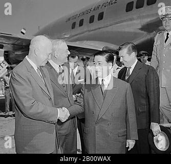 Vietnam: Der Präsident von Südvietnam, die NGO Dinh Diem, kommt 1957 in Begleitung des US-Außenministers John Foster Dulles am Washington National Airport an. Diem wird gezeigt, wie er die Hand des US-Präsidenten Dwight D. Eisenhower schüttelt. Stockfoto