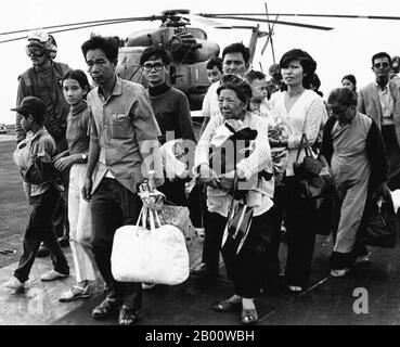 Vietnam: Südvietnamesische Flüchtlinge, die vor der kommunistischen Eroberung von Saigon im Jahr 1975 fliehen, kommen in Camp Foster, Okinawa, Japan an. Südvietnamesische Flüchtlinge laufen über ein US-Navy-Schiff. Operation Frequent Wind, der letzte Betrieb in Saigon, begann am 29. April 1975. Während einer fast ständigen Explosion von Explosionen luden die Marines amerikanische und vietnamesische Zivilisten, die um ihr Leben fürchteten, auf Hubschrauber, die sie zu wartenden Flugzeugträgern brachten. Die Schiffe der Marine brachten sie auf die Philippinen und schließlich nach Camp Pendleton, Kalifornien. (Offizieller US-Navy-Phot im Public Domain-Bereich). Stockfoto