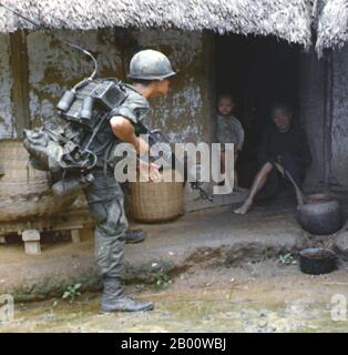 Vietnam: ARVN (Armee der Republik Vietnam) Soldat verhört Dorfbewohner, Süd-Vietnam, c. 1965. Die Armee der Republik Vietnam (ARVN) war die landgestützten Streitkräfte der Republik Vietnam (Südvietnam), die vom 26. Oktober 1955 bis zum Fall von Saigon am 30. April 1975 existierte. Nach dem Sturz Saigons und dem kommunistischen Sieg wurde die ARVN aufgelöst. Während einige Mitglieder aus dem Land in die Vereinigten Staaten oder anderswo geflohen waren, wurden Hunderttausende ehemaliger ARVN-Soldaten von der neu Vereinigten vietnamesischen kommunistischen Regierung in Umerziehungslager geschickt. Stockfoto