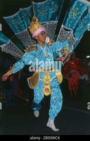 Thailand: Shan-Tänzerin bei der Loy Krathong Parade, Loy Krathong Festival, Chiang Mai. Loy Krathong findet jährlich in der Vollmondnacht des 12. Monats im traditionellen thailändischen Mondkalender statt. Im Norden Thailands fällt dies mit dem Lanna Festival bekannt als Yi Peng zusammen. König Mengrai gründete die Stadt Chiang Mai (was "neue Stadt" bedeutet) im Jahr 1296, und es folgte Chiang Rai als Hauptstadt des Lanna Königreiches. Chiang Mai wird manchmal als 'Chiengmai' oder 'Chiangmai' geschrieben und ist die größte und kulturell bedeutsamste Stadt im Norden Thailands. Stockfoto