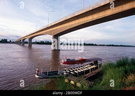 Laos: Die thailändisch-laotische Freundschaftsbrücke, die Laos (Vientiane) und Thailand (Nong Khai) über den Mekong verbindet. Der Mekong ist der zwölftlängste Fluss der Welt. Von seiner Himalaya-Quelle auf der tibetischen Hochebene fließt er etwa 4,350 km (2,703 Meilen) durch Chinas Provinz Yunnan, Burma, Laos, Thailand, Kambodscha und Vietnam und entwässert schließlich im Südchinesischen Meer. Der jüngste Bau von Wasserkraftwerken am Fluss und seinen Nebenflüssen hat den Wasserfluss während der Trockenzeit in Südostasien drastisch reduziert. Stockfoto