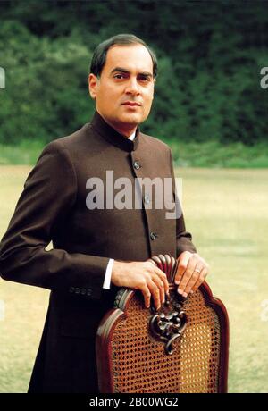 Indien: Rajiv Ratna Gandhi (20. August 1944 – 21. Mai 1991) war der 7. Premierminister der Republik Indien und diente vom Tod seiner Mutter am 31. Oktober 1984 bis zu seinem Rücktritt am 2. Dezember 1989 nach einer Wahlniederlage. Als er im Alter von 40 Jahren sein Amt antrat, wurde er der jüngste Premierminister Indiens. Er war der ältere Sohn von Indira Gandhi und Feroze Gandhi. 1991 wurde er während seines Wahlkampfs von der Gruppe der Befreiungstiger von Tamil Eelam (LTTE oder Tamil Tigers) ermordet. Seine Witwe Sonia Gandhi wurde 1998 Parteiführer und führte die Partei zum Sieg. Stockfoto