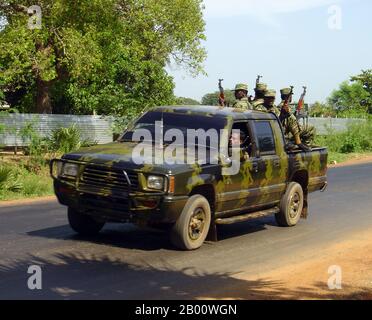 Sri Lanka: Bewaffnete Tamil Tiger (LTTE) Truppen im Rücken eines getarnten Pickup-LKW irgendwo in der Wanni-Region, c. 2006. Die Liberation Tigers of Tamil Eelam, allgemein bekannt als LTTE oder Tamil Tigers, war eine separatistische Organisation, die sich früher im Norden Sri Lankas befand. Im Mai 1976 von Velupillai Prabhakaran gegründet, führt sie eine gewalttätige Sezessionskampagne durch, die versucht, Tamil Eelam zu gründen, einen unabhängigen Staat im Norden und Osten Sri Lankas. Diese Kampagne entwickelte sich zum Sri-lankischen Bürgerkrieg, der bis zu seinem Ende im Jahr 2008 einer der am längsten laufenden bewaffneten Konflikte in Asien war. Stockfoto