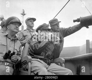 Korea: General Douglas MacArthur, Oberbefehlshaber der UN-Streitkräfte beobachtet den Beschuss von Inchon, 15. September 1950. Der Koreakrieg (25. Juni 1950 - Waffenstillstand unterzeichnet 27. Juli 1953) war ein militärischer Konflikt zwischen der Republik Korea, unterstützt von den Vereinten Nationen, und Nordkorea, unterstützt von der Volksrepublik China (VRC), mit militärischer materieller Hilfe aus der Sowjetunion. Der Krieg war ein Ergebnis der physischen Teilung Koreas durch eine Vereinbarung der siegreichen Alliierten am Ende des Pazifikkrieges am Ende des Zweiten Weltkriegs Stockfoto