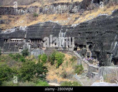 Indien: Die Ajanta-Höhlen, Aurangabad, Maharashtra. Foto von Soman (CC BY 2.5 License), 2004. Die Ajanta Höhlen in Maharashtra, Indien sind 31 Felsen-geschnittene Höhlendenkmäler, die vom 2. Jahrhundert v. Chr. datieren. Die Höhlen umfassen Gemälde und Skulpturen, die als Meisterwerke buddhistischer religiöser Kunst (die die Jataka-Geschichten darstellen) gelten, sowie Fresken, die an die Sigiriya-Gemälde in Sri Lanka erinnern. Die Höhlen wurden in zwei Phasen gebaut, beginnend um 200 v. Chr., mit der zweiten Gruppe von Höhlen um 600 n. Chr. gebaut. Seit 1983 gehören die Höhlen von Ajanta zum UNESCO-Weltkulturerbe. Stockfoto