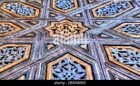 In der Nähe einer Holztür in den königlichen Alcazaren von Sevilla, Andalusien, Spanien. Selektiver Fokus. Stockfoto