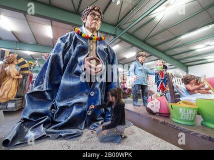 Mainz, Deutschland. Februar 2020. Die CDU-Vorsitzende Annegret Kramp-Karrenbauer wird bei der Vorstellung der Rosenmontagswagen in einem überdimensionalen Mantel dargestellt. Eine große Anzahl der Wagen greift dieses Jahr wieder politische Themen auf. Kredit: Boris Roessler / dpa / Alamy Live News Stockfoto