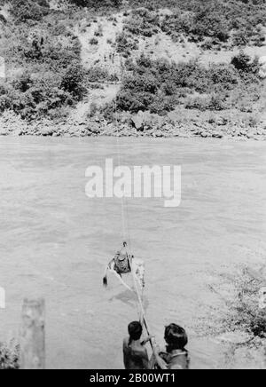 China: Ein Pferd, das den Mekong ‘s1939 auf einer „Huttenbrücke“ in der Provinz Yunnan, Südchina, überquert. Der Mekong ist der zwölftlängste Fluss der Welt. Von seiner Himalaya-Quelle auf der tibetischen Hochebene fließt er etwa 4,350 km (2,703 Meilen) durch Chinas Provinz Yunnan, Burma, Laos, Thailand, Kambodscha und Vietnam und entwässert schließlich im Südchinesischen Meer. Der jüngste Bau von Wasserkraftwerken am Fluss und seinen Nebenflüssen hat den Wasserfluss während der Trockenzeit in Südostasien drastisch reduziert. Stockfoto