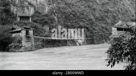 China: Eine Hängebrücke über die Gang Guo Schlucht am Mekong Fluss, nördlich von Baoshan in der Provinz Yunnan, fotografiert 1937. Der Mekong ist der zwölftlängste Fluss der Welt. Von seiner Himalaya-Quelle auf der tibetischen Hochebene fließt er etwa 4,350 km (2,703 Meilen) durch Chinas Provinz Yunnan, Burma, Laos, Thailand, Kambodscha und Vietnam und entwässert schließlich im Südchinesischen Meer. Der jüngste Bau von Wasserkraftwerken am Fluss und seinen Nebenflüssen hat den Wasserfluss während der Trockenzeit in Südostasien drastisch reduziert. Stockfoto