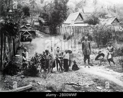 Laos: Eine Straße in Luang Prabang. Foto von Auguste Pavie (1847-1925), 1890. Luang Prabang war früher die Hauptstadt eines gleichnamigen Königreichs. Bis zur kommunistischen Machtübernahme 1975 war es die königliche Hauptstadt und Regierungssitz des Königreichs Laos. Die Stadt ist heute ein UNESCO-Weltkulturerbe. Stockfoto