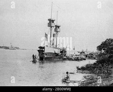 Kambodscha: Ein französisches Kanonenboot, das 1890 auf dem Mekong in Phnom Penh festgemacht wurde. Zwei buddhistische Mönche rudern auf einem Sampan am Bogen vorbei. Am Ufer des Tonle SAP, Mekong und Bassac gelegen, ist Phnom Penh ein idealer Standort für ein Handelszentrum und Hauptstadt. Es ist heute die Heimat von mehr als 2 Millionen der 14 Millionen Einwohner Kambodschas. Phnom Penh wurde zuerst die Hauptstadt von Kambodscha, nachdem Ponhea Yat, der letzte König des Khmer-Reiches, gezwungen wurde, Angkor Thom zu fliehen, nachdem es von der siamesischen Armee im Jahr 1393 erobert wurde. Phnom Penh blieb die königliche Hauptstadt, bis sie 1505 aufgegeben wurde. Stockfoto