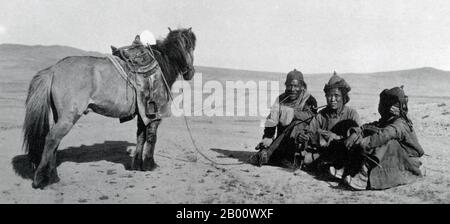 Tibet: Ethnische Khampas-Männer ruhen 1910 in der Nähe der Quelle des Mekong-Flusses in der Provinz Qinghai. Kham ist eine Region im Osten Tibets, die bis 1939 als "Sonderverwaltungsbezirk" innerhalb Chinas galt, als sie eine offizielle chinesische Provinz wurde. Die Leute von Kham werden ‘Khampas’ genannt und sind hoch bekannte Krieger. Stockfoto