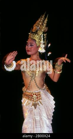Kambodscha: Tänzerin im Königlichen Ballett von Kambodscha, Phnom Penh. Khmer klassischer Tanz ist ähnlich wie die klassischen Tänze von Thailand und Kambodscha. Der Reamker ist eine Khmer-Version des Ramayana und ist eines der am häufigsten durchgeführten Tanzdramen. Stockfoto