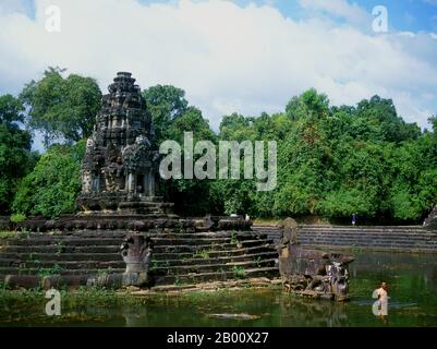 Kambodscha: Neak Pean während der Trockenzeit, die zentrale Insel von einer Statue von Balaha (Bodhisattva Guanyin verwandelt in ein Pferd), Angkor gegenübergestellt. Neak Pean ("die verschlenkten Schlangen") ist eine künstliche Insel mit einem buddhistischen Tempel auf einer kreisförmigen Insel in Preah Khan Baray während der Herrschaft von König Jayavarman VII. Gebaut Ein Baray ist ein künstlicher Wasserkörper. Der zentrale Pool stellt den Himalaya-See Anavatapta dar, der auf dem Gipfel des Universums liegt, von dem angenommen wurde, dass er die vier großen Flüsse der Welt gebar. Diese vier Flüsse werden bei Neak Pean durch vier Wasserspeier repräsentiert. Stockfoto