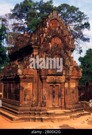 Kambodscha: Bibliothek, Banteay Srei (Zitadelle der Frauen), bei Angkor. Banteay Srei (oder Banteay Srey) ist ein kambodschanischer Tempel aus dem 10. Jahrhundert, der dem Hindu-gott Shiva gewidmet ist und im Nordosten der Hauptgruppe von Tempeln in Angkor liegt. Banteay Srei ist weitgehend aus rotem Sandstein gebaut, ein Medium, das sich für die aufwendigen dekorativen Wandschnitzereien eignet, die noch heute zu beobachten sind. Banteay Srei wird manchmal als das "Juwel der Khmer-Kunst" bezeichnet. Stockfoto