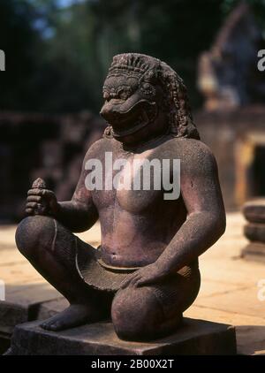 Kambodscha: Tempelwächter, Banteay Srei (Zitadelle der Frauen), bei Angkor. Banteay Srei (oder Banteay Srey) ist ein kambodschanischer Tempel aus dem 10. Jahrhundert, der dem Hindu-gott Shiva gewidmet ist und im Nordosten der Hauptgruppe von Tempeln in Angkor liegt. Banteay Srei ist weitgehend aus rotem Sandstein gebaut, ein Medium, das sich für die aufwendigen dekorativen Wandschnitzereien eignet, die noch heute zu beobachten sind. Banteay Srei wird manchmal als das "Juwel der Khmer-Kunst" bezeichnet. Stockfoto