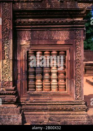 Kambodscha: Banteay Srei (Zitadelle der Frauen), in der Nähe von Angkor. Banteay Srei (oder Banteay Srey) ist ein kambodschanischer Tempel aus dem 10. Jahrhundert, der dem Hindu-gott Shiva gewidmet ist und im Nordosten der Hauptgruppe von Tempeln in Angkor liegt. Banteay Srei ist weitgehend aus rotem Sandstein gebaut, ein Medium, das sich für die aufwendigen dekorativen Wandschnitzereien eignet, die noch heute zu beobachten sind. Banteay Srei wird manchmal als das "Juwel der Khmer-Kunst" bezeichnet. Stockfoto