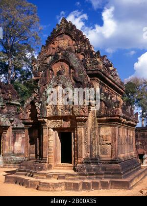 Kambodscha: Teil des inneren Geheges, Banteay Srei (Zitadelle der Frauen), in der Nähe von Angkor. Banteay Srei (oder Banteay Srey) ist ein kambodschanischer Tempel aus dem 10. Jahrhundert, der dem Hindu-gott Shiva gewidmet ist und im Nordosten der Hauptgruppe von Tempeln in Angkor liegt. Banteay Srei ist weitgehend aus rotem Sandstein gebaut, ein Medium, das sich für die aufwendigen dekorativen Wandschnitzereien eignet, die noch heute zu beobachten sind. Banteay Srei wird manchmal als das "Juwel der Khmer-Kunst" bezeichnet. Stockfoto