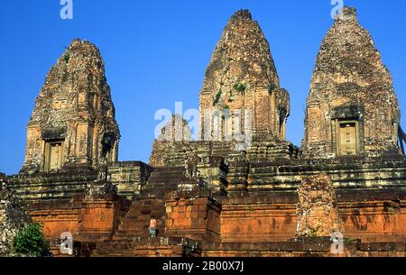 Kambodscha: Pre Rup (ein Tempel, der ursprünglich dem Hindu-gott Shiva gewidmet war), Angkor. Pre Rup wurde als Staatstempel des Khmer-Königs Rajendravarman erbaut und 961 oder Anfang 962 eingeweiht. Es ist ein Tempelberg aus kombinierter Ziegel-, Laterit- und Sandsteinkonstruktion. Es wurde dem Hindu-gott Shiva gewidmet und befindet sich wahrscheinlich auf einem ehemaligen Shaivite Ashram, der von Yasovarman I. im vorigen Jahrhundert erbaut wurde. Stockfoto