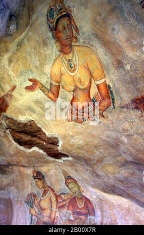 Sri Lanka: Sigiriyas 'Cloud Maidens' schmücken die Felswand hoch oben über der umliegenden Landschaft. Sigiriya (Löwenfelsen) ist eine alte Felsenfestung und Palastruine im zentralen Matale Bezirk von Sri Lanka, umgeben von den Resten eines ausgedehnten Netzes von Gärten, Stauseen und anderen Strukturen. Sigiriya wurde während der Herrschaft von König Kasyapa I. (CE 477 – 495) erbaut und nach seinem Tod als buddhistisches Kloster bis zum 14. Jahrhundert genutzt. Stockfoto