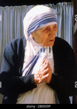 Albanien/Indien: Mutter Teresa von Kalkutta (1910-1997). Foto von Evert Odekerken (CC BY 2.5 License), 1988. Mutter Teresa (26. August 1910 – 5. September 1997), geborene Agnes Gonxha Bojaxhiu, war eine katholische Nonne der albanischen Volkszugehörigkeit und der indischen Staatsbürgerschaft, die 1950 die Missionare der Nächstenliebe in Kalkutta, Indien, gründete. Über 45 Jahre lang diente sie den Armen, Kranken, Waisen und Sterbenden, während sie die Expansion der Missionare der Nächstenliebe leitete, zuerst in Indien und dann weltweit. Nach ihrem Tod wurde sie von Papst Johannes Paul II. Selig gesprochen und erhielt den Titel Selige Teresa von Kalkutta. Stockfoto