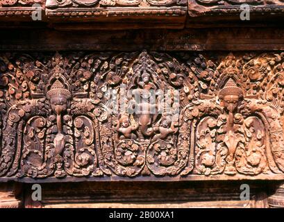 Kambodscha: Banteay Srei (Zitadelle der Frauen), in der Nähe von Angkor. Banteay Srei (oder Banteay Srey) ist ein kambodschanischer Tempel aus dem 10. Jahrhundert, der dem Hindu-gott Shiva gewidmet ist und im Nordosten der Hauptgruppe von Tempeln in Angkor liegt. Banteay Srei ist weitgehend aus rotem Sandstein gebaut, ein Medium, das sich für die aufwendigen dekorativen Wandschnitzereien eignet, die noch heute zu beobachten sind. Banteay Srei wird manchmal als das "Juwel der Khmer-Kunst" bezeichnet. Stockfoto