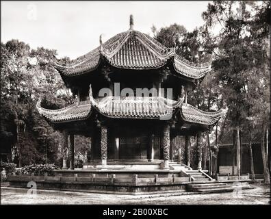 China: Pagode auf dem Gelände des Qingyang Gong Tempels, Chengdu. Foto von Ernest Henry Wilson (1876-1930), 1908. Qingyang Gong Shi (Tempel des Palastes der grünen Ziege) ist der älteste und größte daoistische Tempel im Südwesten Chinas. Es liegt im westlichen Teil der Stadt Chengdu. Ursprünglich in der frühen Tang-Dynastie (618-907) erbaut, wurde dieser Tempel viele Male wieder aufgebaut und repariert. Die bestehenden Gebäude wurden hauptsächlich während der Qing-Dynastie (1644-1911) gebaut. Der Legende nach soll Qing Yang Gong der Geburtsort des Begründers des Taoismus, Lao Tsu/Laozi, sein und ist dort, wo er seine Tanne gab Stockfoto