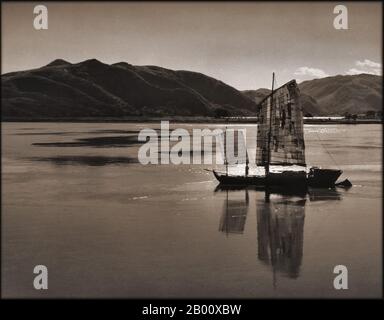 China: Ein Fischschrott auf einem Fluss in Jiangsu. Foto von Arthur Rothstein (1915-1985), 1946. Ein Trödel ist ein altes chinesisches Segelschiff Design noch heute im Einsatz. Dschunks wurden während der Han-Dynastie (206 v. Chr.–220 n. Chr.) entwickelt und wurden bereits im 2. Jahrhundert n. Chr. als Seeschiffe eingesetzt. Sie entwickelten sich in den späteren Dynastien und wurden in ganz Asien für ausgedehnte Ozeanreisen verwendet. Sie wurden gefunden, und in geringerer Zahl werden sie immer noch in ganz Südostasien und Indien gefunden, aber vor allem in China, vielleicht am bekanntesten in Hongkong. Stockfoto