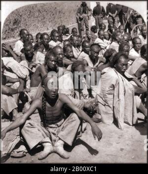 China: Boxer 'Gefangene' gefangen genommen von 6. US-Kavallerie, Tientsin/Tianjin, China, 1901. Der Boxeraufstand, auch "Boxeraufstand" genannt von einigen Historikern oder der "Bewegung der Gesellschaft für rechtschaffene Harmonie" in Nordchina, war eine Reihe von Plünderungen, Brandstiftungen und Tötungen von Ausländern, von Banden von ländlichen Chinesen, die behaupteten, im Besitz übernatürlicher Macht zu sein. Ausländer wurden als Geistermänner angesehen, die ausgerottet werden sollten. Anfangs wurden sie von der mandschurischen Autorität unterdrückt, als Banditen angesehen und gejagt. Zu einem späteren Zeitpunkt wurden die Boxer vom Kaiserlichen Hof rekrutiert. Stockfoto