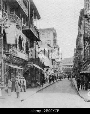 USA: Pell Street, New York Chinatown, c. 1900. Dieses Bild des frühen 20. Jahrhunderts zeigt eine ruhige Szene auf der Pell Street. Aber nicht weit vom Chop Suey Restaurant in der Nr. 36 stand Nr. 15, Heimatbasis des berüchtigten Hip Sing Tong, einer der skrupellosen chinesisch-amerikanischen kriminellen Vereinigungen, die für die Kontrolle über Chinatown und den boomenden Opiumhandel in den frühen Tagen des Viertels kämpften. Hip Sing und ähnliche Zangen bildeten sich in New York, San Francisco und anderen großen Städten, um chinesische Einwanderer vor dem Rassismus und der Ausbeutung zu schützen, denen sie bei ihrer Ankunft in den USA Ende des 19. Jahrhunderts begegneten. Stockfoto