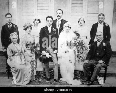 Singapur: Eine Hochzeit zwischen Singapurern armenischer Abstammung, c. 1910. Die Armenier in Singapur, die auf ihrem Höhepunkt in den 1880er Jahren bis zu 100 Familien zählten, sind nun in die größere Gemeinschaft Singapurs gezogen oder Teil dieser geworden. Die armenische Apostolische Kirche des hl. Gregor des Erleuchters an der Armenischen Straße, die erste Kirche, die jemals in Singapur gebaut wurde, ist bis heute erhalten. Bis zum 18. Jahrhundert hatten sich armenische Gemeinden in Indien (insbesondere Kalkutta) Myanmar, der malaiischen Halbinsel (insbesondere Penang und Malakka) und Java etabliert. Stockfoto