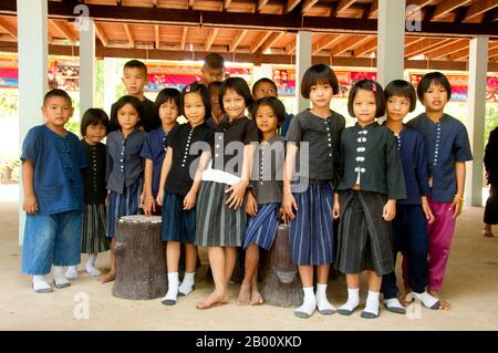 Thailand: Schüler der örtlichen Schule tragen immer noch Tai Dam traditionelle Kleidung zur Schule, Ban Na Pa Nat Tai Dam Kulturdorf, Provinz Loei. Der Tai Dam oder Black Tai sind eine ethnische Gruppe, die in Teilen von Laos, Vietnam, China und Thailand zu finden ist. Tai Dam Lautsprecher in China werden als Teil der Dai Nationalität zusammen mit fast allen anderen Tai Völker eingestuft. Aber in Vietnam bekommen sie ihre eigene Nationalität (mit dem Weißen Tai), wo sie als Thái-Nationalität (was Tai-Leute bedeutet) eingestuft werden. Der Tai Dam stammt aus der Nähe von Dien Bien Phu in Vietnam. Stockfoto