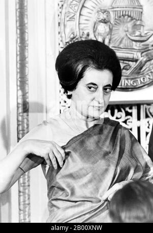 Indien: Indira Gandhi (1917-1984), Premierministerin von Indien für vier aufeinanderfolgende Amtszeiten, 1966-1984. Foto von Warren K. Leffler, 29. März 1966. Indira Priyadarshini Gandhi (19. November 1917 – 31. Oktober 1984) war die Premierministerin der Republik Indien für drei aufeinanderfolgende Amtszeiten von 1966 bis 1977 und für eine vierte Amtszeit von 1980 bis zu ihrer Ermordung im Jahr 1984, insgesamt fünfzehn Jahre. Sie ist bis heute Indiens einzige Premierministerin. Sie ist die am längsten amtierende Premierministerin der Welt. Stockfoto