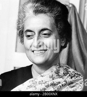 Indien: Indira Gandhi (1917-1984), Premierministerin von Indien für vier aufeinanderfolgende Amtszeiten, 1966-1984. Indira Priyadarshini Gandhi (19. November 1917 – 31. Oktober 1984) war die Premierministerin der Republik Indien für drei aufeinanderfolgende Amtszeiten von 1966 bis 1977 und für eine vierte Amtszeit von 1980 bis zu ihrer Ermordung im Jahr 1984, insgesamt fünfzehn Jahre. Sie ist bis heute Indiens einzige Premierministerin. Sie ist die am längsten amtierende Premierministerin der Welt. Stockfoto