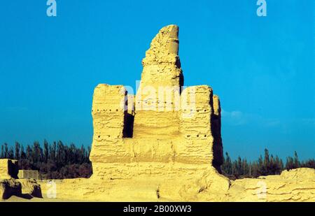 China: Alte Pagode, Yarkhoto oder Jiaohe Gucheng (Jiaohe Ancient City), in der Nähe von Turpan, Xinjiang. Yarkhoto (Jiaohe Ruinen) wird im Yarnaz Tal, 10 km westlich von der Stadt Turpan gefunden. Yarkhoto wurde als Verwaltungszentrum und Garnisonsstadt von den Chinesen nach der Han Eroberung des Gebietes im 2. Jahrhundert v. Chr. entwickelt. Die Stadt blühte unter der Tang Dynastie (618-907), ging aber später in den Niedergang und wurde schließlich im frühen 14. Jahrhundert aufgegeben. Stockfoto