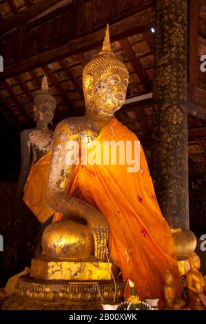 Thailand: Buddha in Viharn Nam Taem, Wat Phra That Lampang Luang, Nordthailand. Viharn Nam Taem gilt als das älteste erhaltene Holzgebäude in Thailand. Wat Phra That Lampang Luang wurde im 15. Jahrhundert erbaut und ist ein hölzerner Lanna-Stil Tempel im Ko Kha Bezirk der Lampang Provinz gefunden. Stockfoto