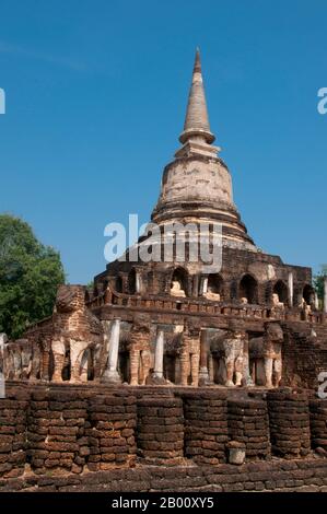 Thailand: Glockenförmige Chedi im Sri-lankischen Stil, Wat Chang Lom, Si Satchanalai Historical Park. Wat Chang Lom wurde zwischen 1285 und 1291 von König Ramkhamhaeng erbaut. SI Satchanalai wurde zwischen dem 13. Und 15. Jahrhundert erbaut und war ein integraler Bestandteil des Sukhothai Reiches. Es wurde in der Regel von Familienmitgliedern der Könige von Sukhothai verwaltet. Stockfoto