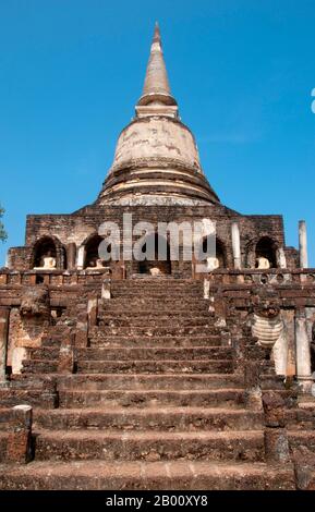 Thailand: Glockenförmige Chedi im Sri-lankischen Stil, Wat Chang Lom, Si Satchanalai Historical Park. Wat Chang Lom wurde zwischen 1285 und 1291 von König Ramkhamhaeng erbaut. SI Satchanalai wurde zwischen dem 13. Und 15. Jahrhundert erbaut und war ein integraler Bestandteil des Sukhothai Reiches. Es wurde in der Regel von Familienmitgliedern der Könige von Sukhothai verwaltet. Stockfoto