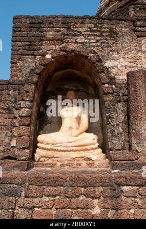 Thailand: Buddha, Wat Chang Lom, Si Satchanalai Historical Park. Wat Chang Lom wurde zwischen 1285 und 1291 von König Ramkhamhaeng erbaut. SI Satchanalai wurde zwischen dem 13. Und 15. Jahrhundert erbaut und war ein integraler Bestandteil des Sukhothai Reiches. Es wurde in der Regel von Familienmitgliedern der Könige von Sukhothai verwaltet. Stockfoto