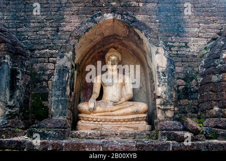 Thailand: Buddha, Wat Chang Lom, Si Satchanalai Historical Park. Wat Chang Lom wurde zwischen 1285 und 1291 von König Ramkhamhaeng erbaut. SI Satchanalai wurde zwischen dem 13. Und 15. Jahrhundert erbaut und war ein integraler Bestandteil des Sukhothai Reiches. Es wurde in der Regel von Familienmitgliedern der Könige von Sukhothai verwaltet. Stockfoto