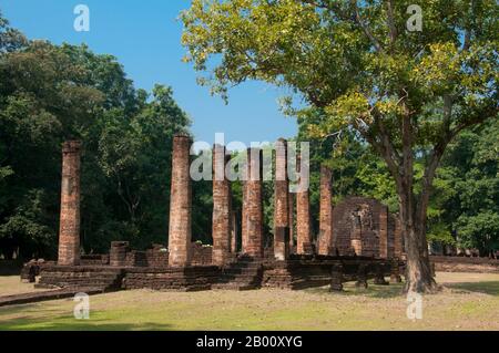 Thailand: Wat Suan Kaeo Utthayan Yai, Si Satchanalai Historical Park. Wat Suan Kaeo Utthayan Yai ist auch als Wat Kao Hong (Tempel der neun Räume) bekannt. SI Satchanalai wurde zwischen dem 13. Und 15. Jahrhundert erbaut und war ein integraler Bestandteil des Sukhothai Reiches. Es wurde in der Regel von Familienmitgliedern der Könige von Sukhothai verwaltet. Stockfoto