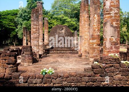 Thailand: Wat Suan Kaeo Utthayan Yai, Si Satchanalai Historical Park. Wat Suan Kaeo Utthayan Yai ist auch als Wat Kao Hong (Tempel der neun Räume) bekannt. SI Satchanalai wurde zwischen dem 13. Und 15. Jahrhundert erbaut und war ein integraler Bestandteil des Sukhothai Reiches. Es wurde in der Regel von Familienmitgliedern der Könige von Sukhothai verwaltet. Stockfoto