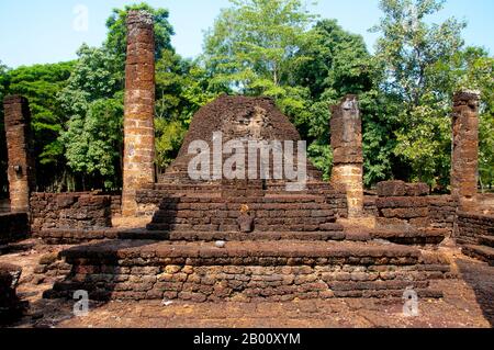 Thailand: Wat Suan Kaeo Utthayan Yai, Si Satchanalai Historical Park. Wat Suan Kaeo Utthayan Yai ist auch als Wat Kao Hong (Tempel der neun Räume) bekannt. SI Satchanalai wurde zwischen dem 13. Und 15. Jahrhundert erbaut und war ein integraler Bestandteil des Sukhothai Reiches. Es wurde in der Regel von Familienmitgliedern der Könige von Sukhothai verwaltet. Stockfoto