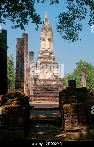 Thailand: Lotus-Bud Chedi, Wat Chedi Chet Thaew, Si Satchanalai Historical Park. Die Anlage von Wat Chedi Chet Thaew enthält eine Reihe von untergeordneten Chedis in einer Vielzahl von Stilen einschließlich Ceylonese, Pagan und Lanna gebaut. SI Satchanalai wurde zwischen dem 13. Und 15. Jahrhundert erbaut und war ein integraler Bestandteil des Sukhothai Reiches. Es wurde in der Regel von Familienmitgliedern der Könige von Sukhothai verwaltet. Stockfoto